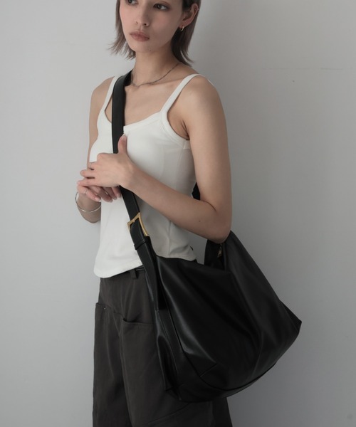 Urban Outfitters☆ 光沢スタッズ・ヴィーガンレザーショルダー oldvalley#オールドヴァリー #レザースタッズキーリング