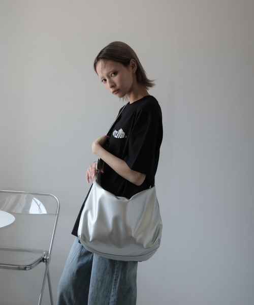 Urban Outfitters☆ 光沢スタッズ・ヴィーガンレザーショルダー ULYSSES ショルダーバッグ バッグ フェイクレザーショルダー