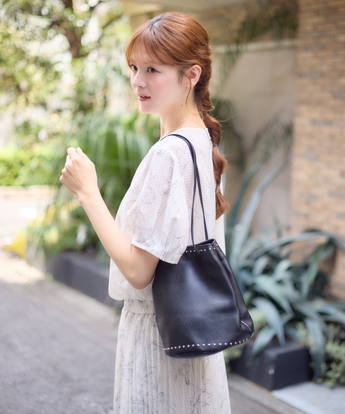 【希少】MICHAEL KORS レザー スタッズトートバッグ　巾着風　チャーム KATHARINE ROSS（キャサリンロス） ハンドバッグ 「MILLELA FIRENZE