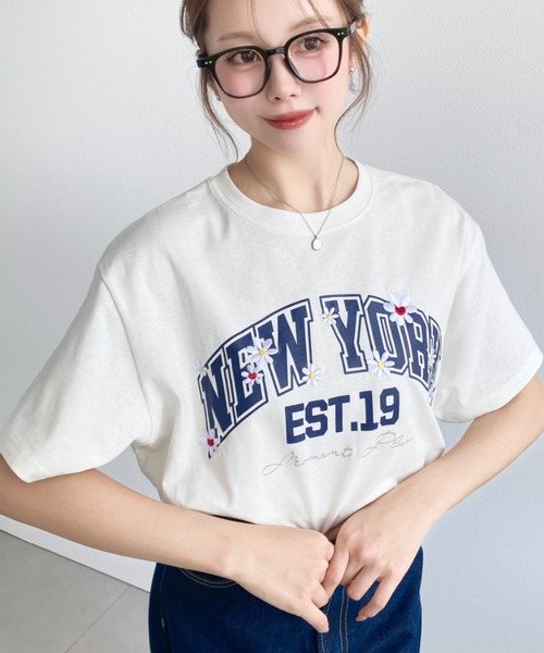 moment+ tシャツ 綿100%天竺.ロゴプリント＆フラワー刺繍半袖Tシャツ