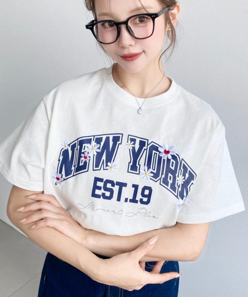 moment+ tシャツ 綿100%天竺.ロゴプリント＆フラワー刺繍半袖Tシャツ