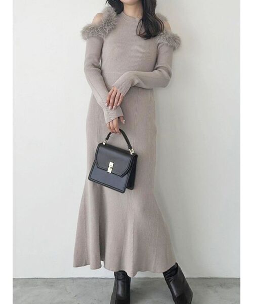 MERCURYDUO ワンピース ファーショルダーカットアウトニットワンピース  