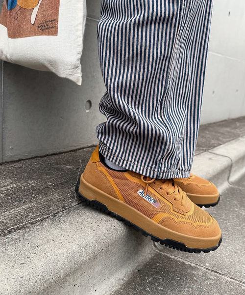 【AUTRY】オートリー ウィンドスピンスニーカー キャメル Autry Reelwind Low Sneakers In Pepper And White Suede And Nylon