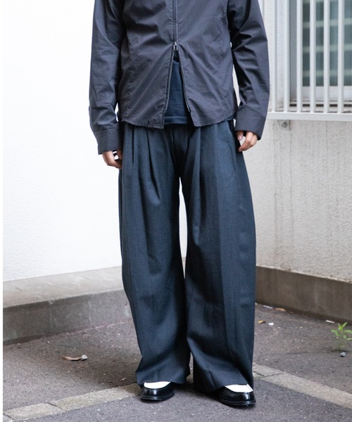 スラックス 別注 2TUCKED CURVED LEG TROUSERS メンズの画像