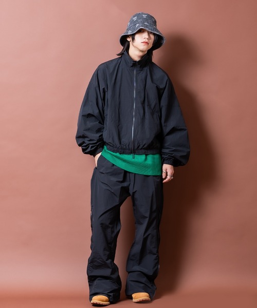パンツ a.p.o.v. サイドジップ変形ワイドフレアナイロントラックパンツ