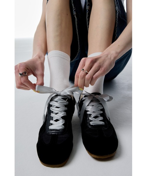 un/neu スニーカー サテンレースアップスニーカー レディース