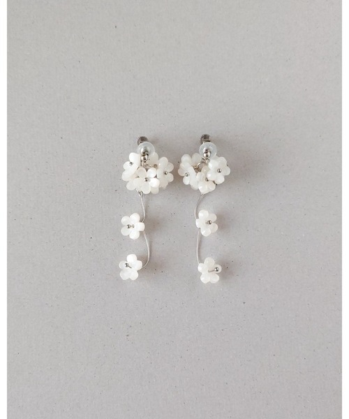 イヤリング 「推しに愛されるアクセサリー」こぼれる小花の2wayイヤリング（サージカルステンレス）(MA) レディース メンズ