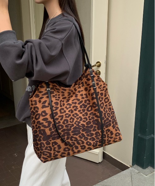 FINEnough ショルダーバッグ バッグ ストラップベルトデザインヒョウ柄 
