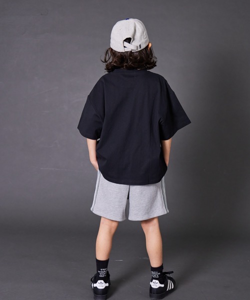 花モチーフ付き黒半袖Tシャツ PAIRMANON STREET（ペアマノンストリート） tシャツ 「PAIRMANON