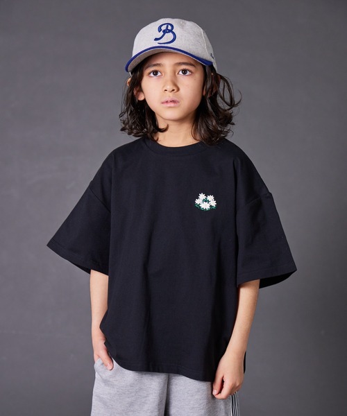 花モチーフ付き黒半袖Tシャツ PAIRMANON STREET（ペアマノンストリート） tシャツ 「PAIRMANON