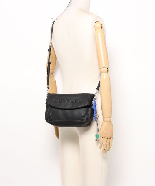 新品✨定価15900円　デシグアル　レザー風　お洒落なショルダーバッグ　大特価 Desigual（デシグアル） ショルダーバッグ バッグ 3Dロゴ レザー風