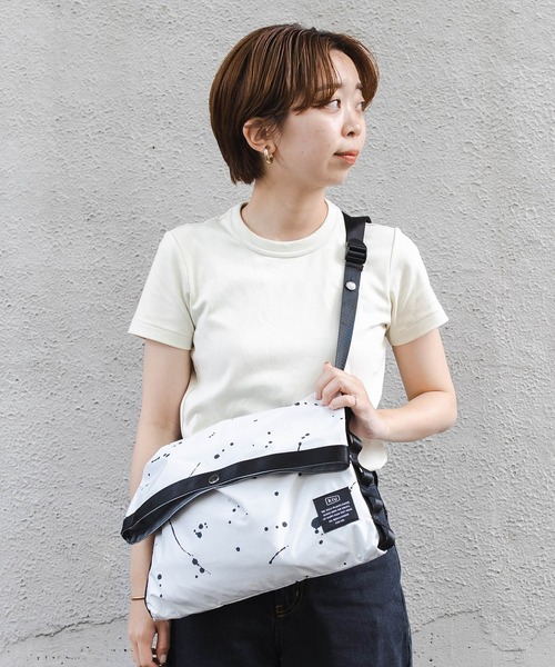 KiU（キウ） ショルダーバッグ ウォータプルーフA3対応サコッシュ