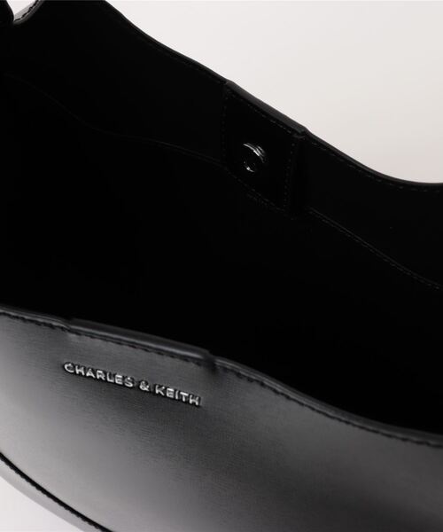 オ*ラ様 Charles&Keith シグリッド ホーボーバッグ 黒 オ*ラ様 Charles&Keith シグリッド ホーボーバッグ 黒 - メルカリ