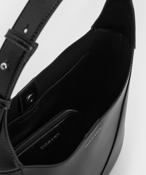 オ*ラ様 Charles&Keith シグリッド ホーボーバッグ 黒 オ*ラ様 Charles&Keith シグリッド ホーボーバッグ 黒 - メルカリ