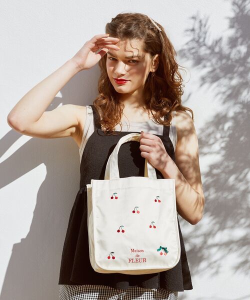 チェリー刺繍スクエアトートバッグ　　Maison de FLEUR チェリー刺繍パイピングスクエアトートバッグ / Maison de FLEUR