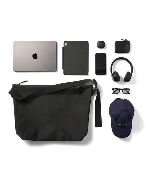 meltum メッセンジャーバッグ　カラビナ付き　ブラック meltum | メルタム NYLON MESSENGER BAG