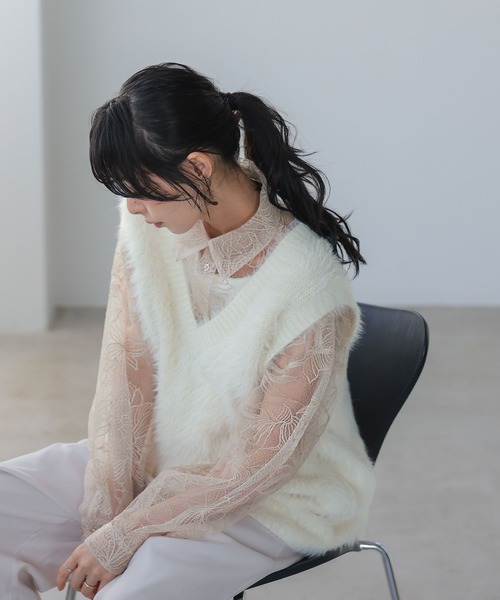 チュールカラフル花刺繍 ブラウス 花と透け感、心地よく重ねて。チュール花柄刺繍オーバーサイズシャツ