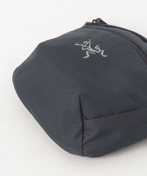 「ARC'TERYX」 刺繍ショルダーバッグ - ネイビー メンズの画像