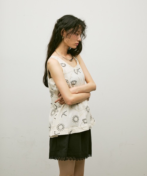 リネンシャツ ブラウス シャツ Botanical embroidered flare blouse