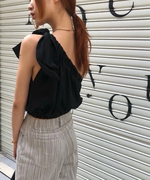 Achic（アシック） tシャツ ギャザーデザインアシメ肩出し 肩リボン