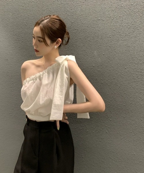 Achic tシャツ ギャザーデザインアシメ肩出し 肩リボントップス
