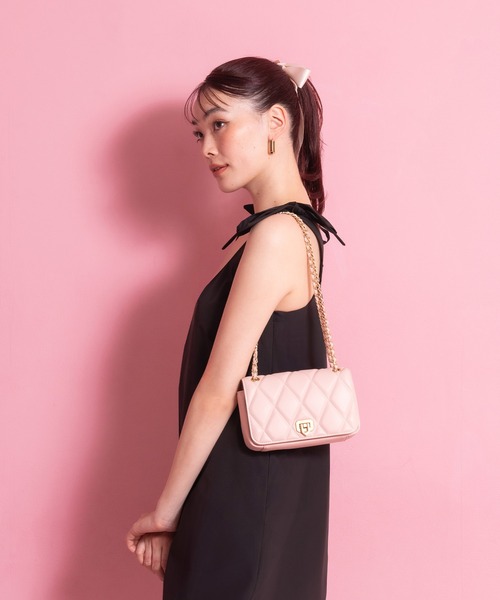 CHARLES & KEITH◆Arwen キルト ショルダーバッグ◆送料込 Arwen アルウェン キルトショルダーバッグ - ブラック | CHARLES