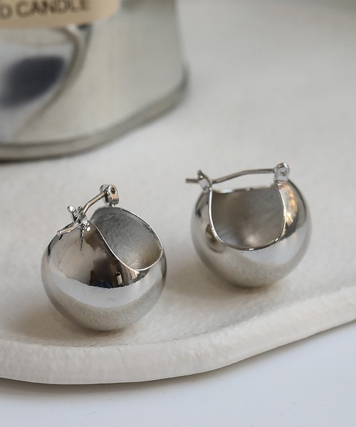LA VORAGINE（ラ ヴォラジネ） ピアス 金属アレルギー対応立体球状