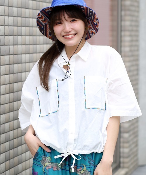 ブラウス シャツ コットンクロップドポケ刺繍シャツ レディース