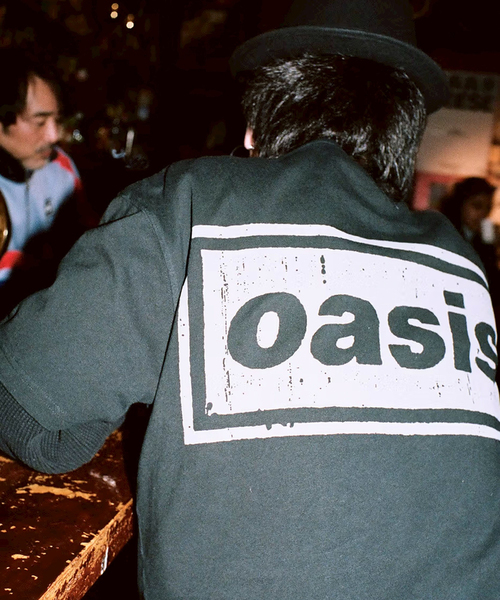 PLEASURES（プレジャーズ） tシャツ × OASIS DEFINITELY HEAVYWEIGHT S