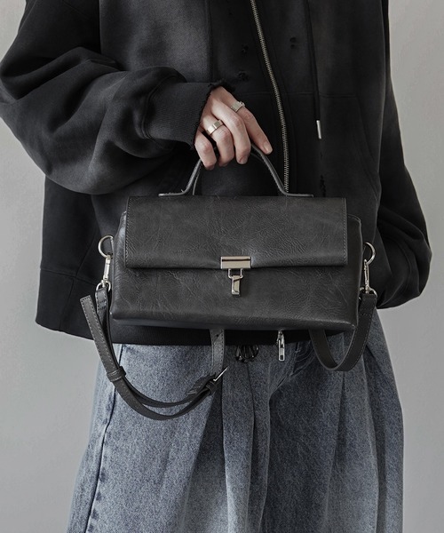 ELLUV ショルダーバッグ 「ELLUV/エルヴ」バーティカルメタルバックル 