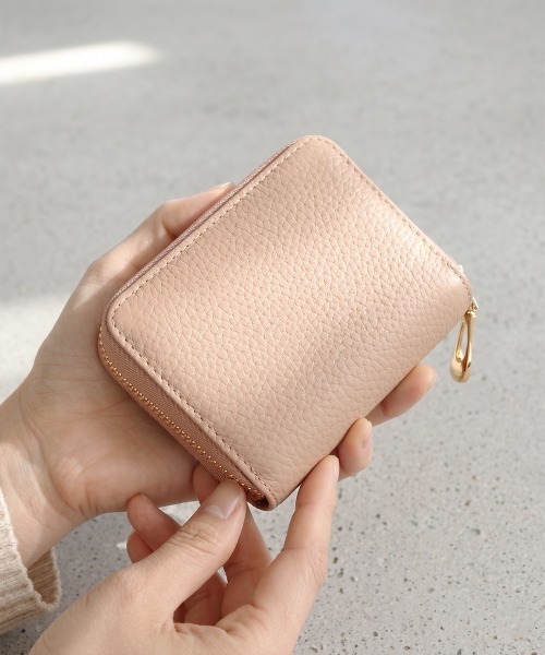 ベージュレザー コンパクト財布 Charis Poche（カリスポシェ） ミニ 二つ折り 二つ折り財布 財布 「本