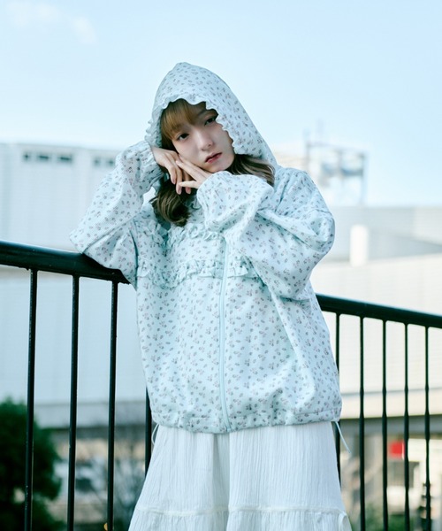 【クティールとレトロ】ドローコード付き花柄フリルフーディー　ブルー　kutir kutir パーカー 「クティールとレトロ」ドローコード付き花柄