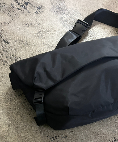 OUR LEGACY 黒 ショルダーバッグ メッセンジャーバッグ OUR LEGACY Volta Crosspack ショルダーバッグ | ブラック