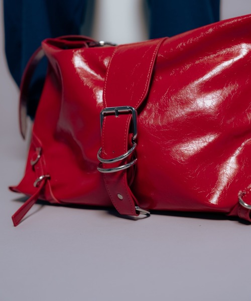 Carmelo ショルダーバッグ バッグ パテントレザーライク ミディアム