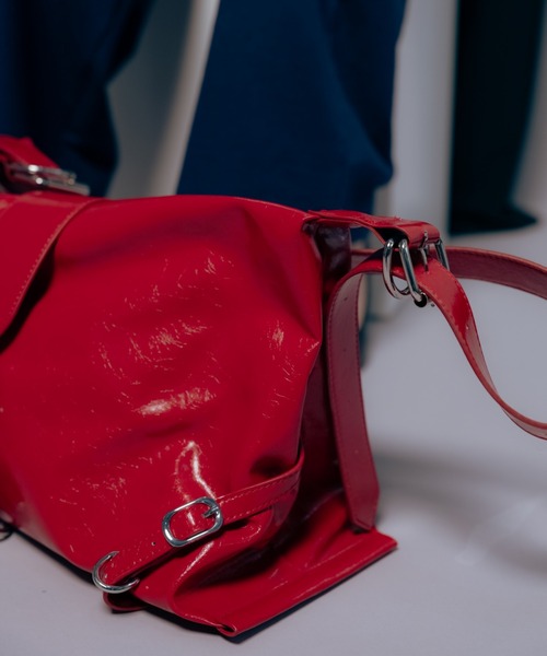 Carmelo ショルダーバッグ バッグ パテントレザーライク ミディアム