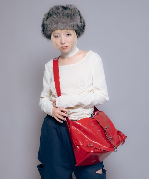 Carmelo ショルダーバッグ バッグ パテントレザーライク ミディアム