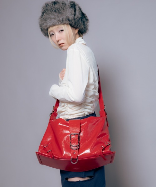 Carmelo ショルダーバッグ バッグ パテントレザーライク ミディアム