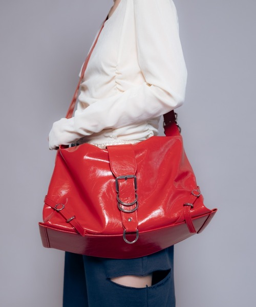 Carmelo ショルダーバッグ バッグ パテントレザーライク ミディアム