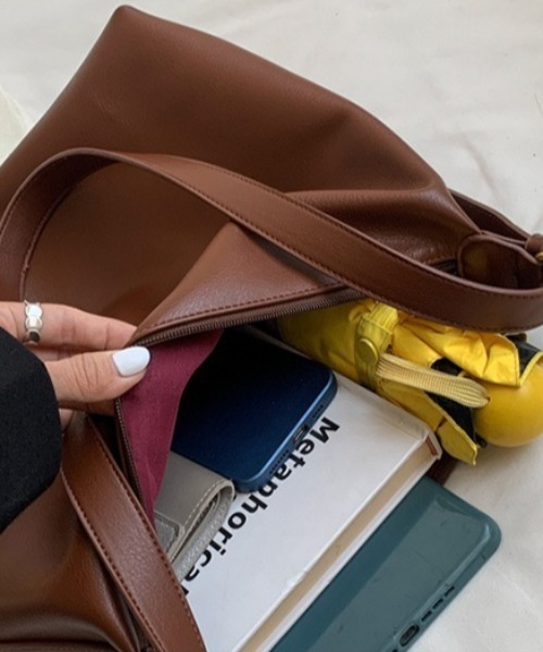 ショルダーバッグ バッグ フェイクレザー大容量ショルダーバッグ/通勤