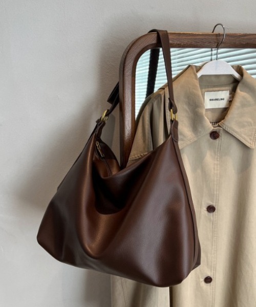 ショルダーバッグ バッグ フェイクレザー大容量ショルダーバッグ/通勤