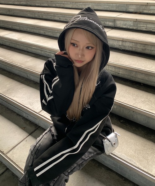 lilful パーカー 「26年春夏新作」Y2Kグラフィックプリント 袖ライン