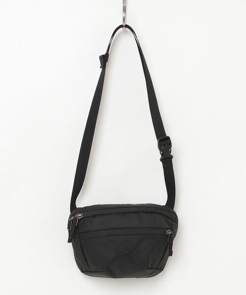 【美品】アークテリクス ショルダーバッグ ARC'TERYX（アークテリクス） 刺繍ショルダーバッグ - ブラック メンズ