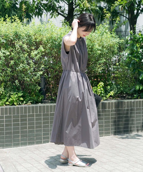 URBAN RESEARCH ノースリーブひざ丈ワンピース ブラック ITEMS URBANRESEARCH ワンピース ノースリーブタックギャザー