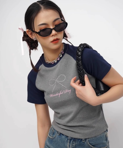 tシャツ A'GEM/9 × .kom 「CORYSTUDIO/コリースタジオ」リボンラグラン半袖カットソー レディース A'gem 9 tシャツ A'GEM/9 × .kom 「CORYSTUDIO/コリースタジオ
