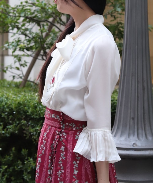 axes femme（アクシーズ ファム） ブラウス シャツ 苺刺繍ボウタイ 