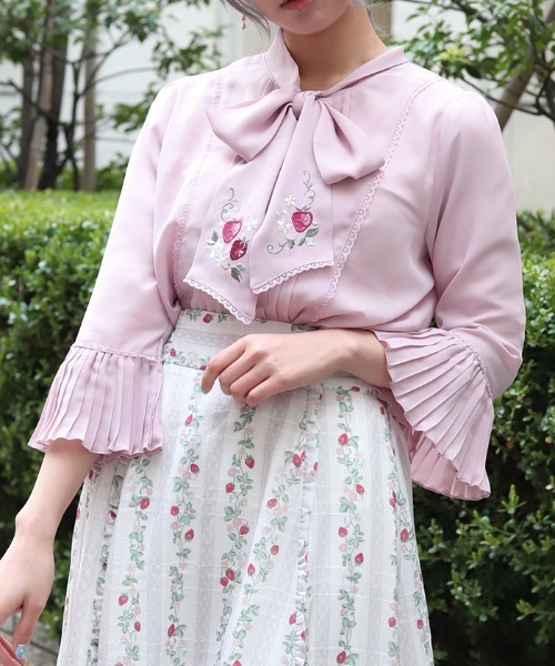 axes femme（アクシーズ ファム） ブラウス シャツ 苺刺繍ボウタイ