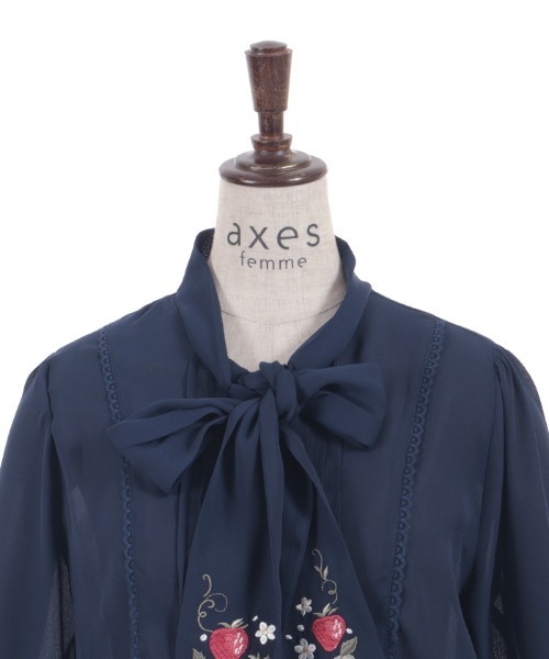 axes femme（アクシーズ ファム） ブラウス シャツ 苺刺繍ボウタイ