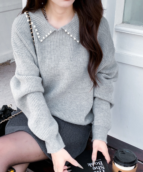 ニット セーター パール装飾が上品な印象を与える。襟パールリブニット
