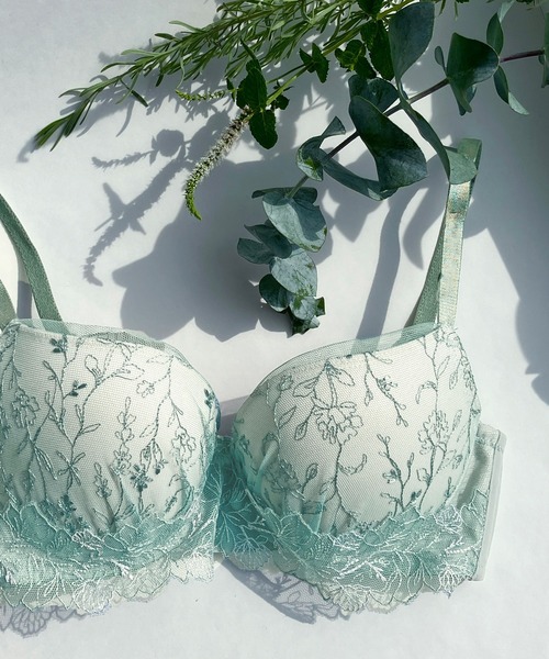 AMPHI(ワコール) ブラジャー くっきり谷間の盛り胸をメイク「BRAGENIC