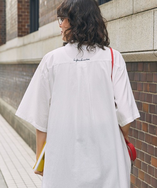 シャツワンピース メッセージ刺繍 バンドカラー 半袖シャツワンピース